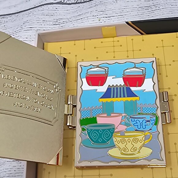 NEW! Minnie Mouse Admiring Fantasy Land & Tomorrow land t Z fold Pin LE 250 ARTI - Picture 4 of 7